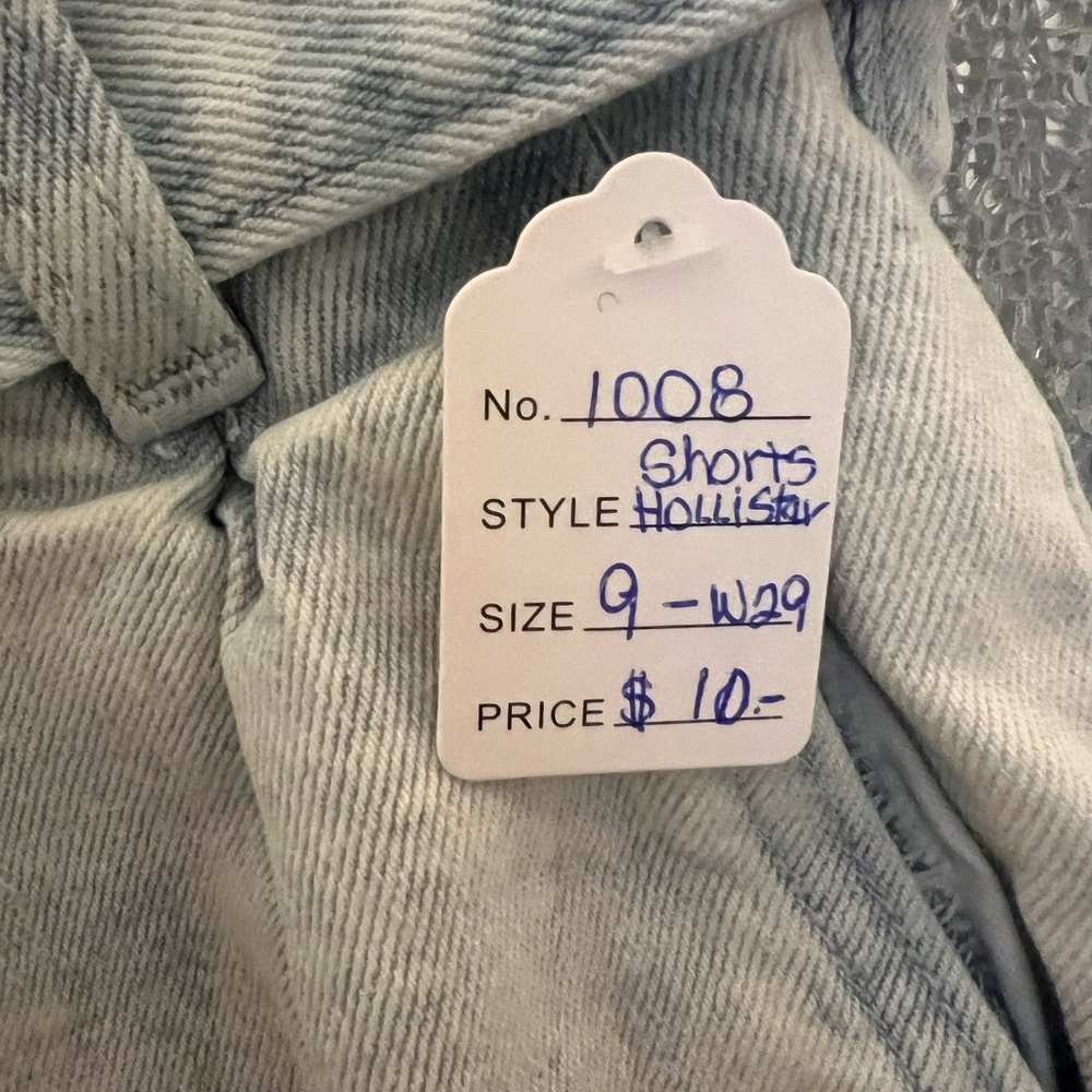 Hollister, ultrar high-rise mom style, sizes 9-w29 is use but in good condition.
